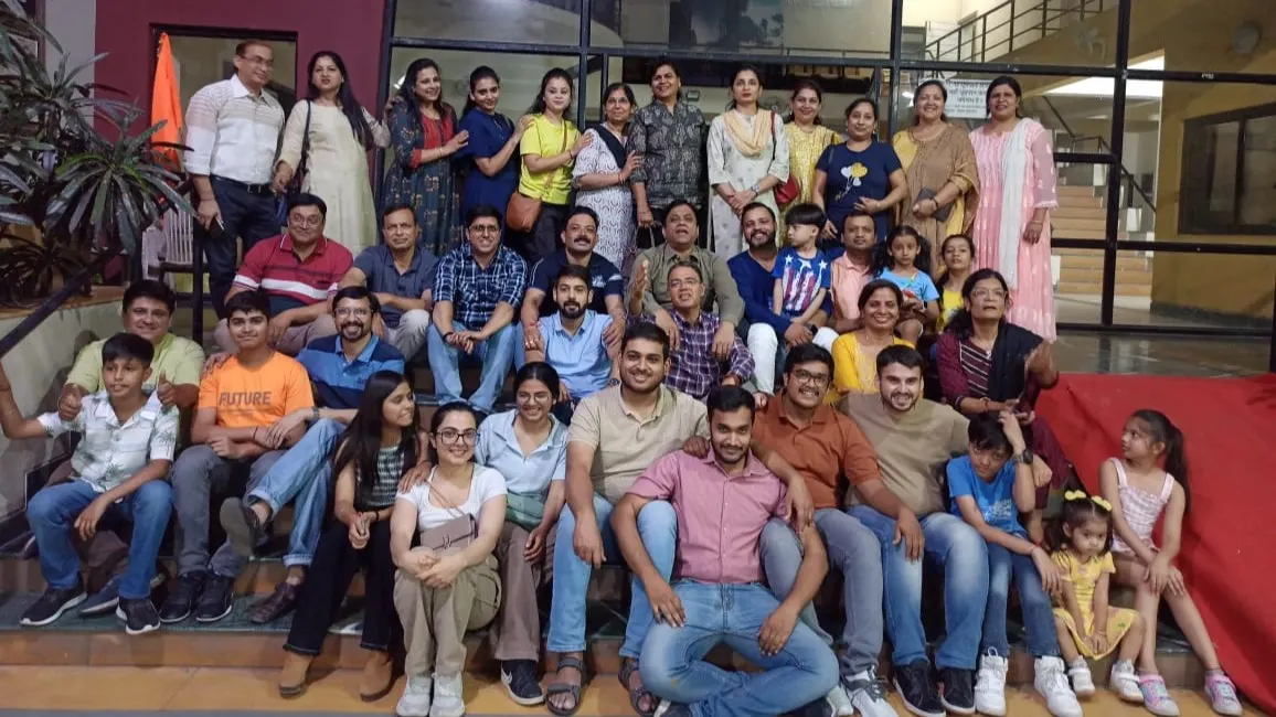 दरोगा जी चोरी हो गई group photo